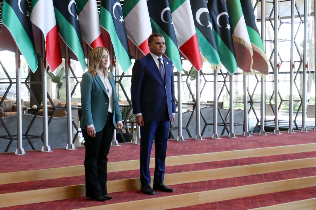 رئيس حكومة الوحدة الوطنية الليبية عبد الحميد الدبيبة يستقبلة رئيسة الحكومة الإيطالية جورجيا ميلوني في طرابلس في 28 كانون الثاني/يناير 2023 (ا ف ب)