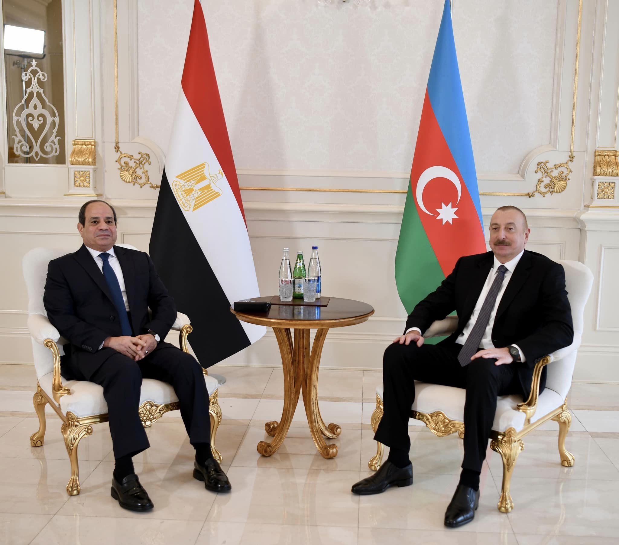 الرئيس عبد الفتاح السيسي، مع نظيره الأذربيجاني، إلهام علييف (الرئاسة المصرية)