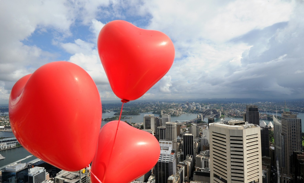     بالونات على شكل قلب على برج سيدني في أستراليا بتاريخ 14 شباط/فبراير 2012 (أ ف ب)   