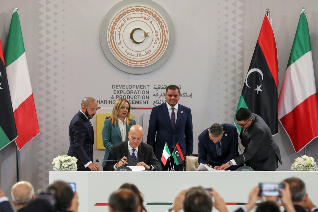       الرئيس التنفيذي لشركة إيني كلاوديو ديسكالزي (من الأمام إلى اليسار) يوقع صفقة بقيمة 8 مليارات دولار مع رئيس مؤسسة النفط الوطنية الليبية فرحات بنجدارا (الثاني يمين) لتطوير حقلي غاز بحريين (ا ف ب)