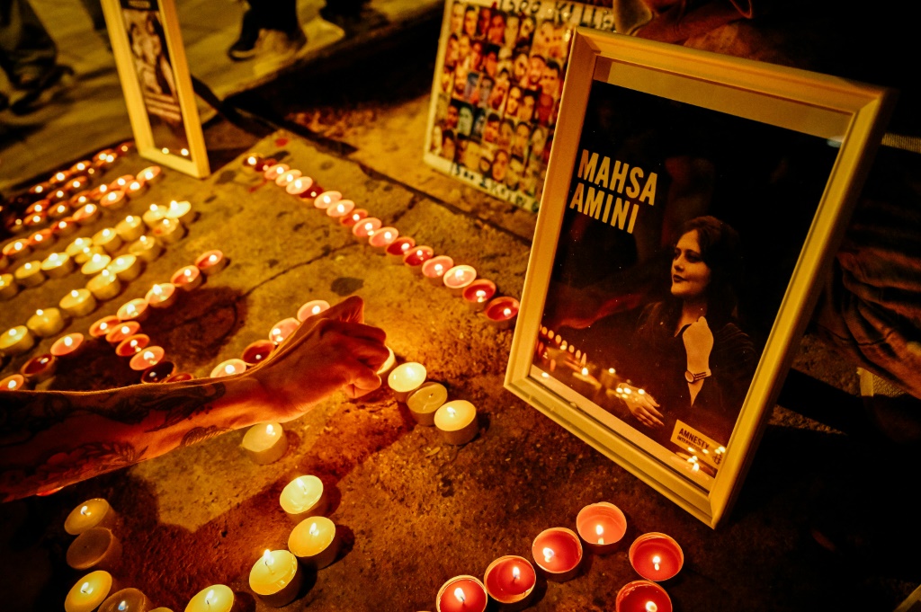 اندلعت الاحتجاجات في إيران بعد وفاة مهسا أميني اثر توقيفها لدى "شرطة الأخلاق" بزعم انتهاكها قواعد لباس المرأة الصارمة (ا ف ب)