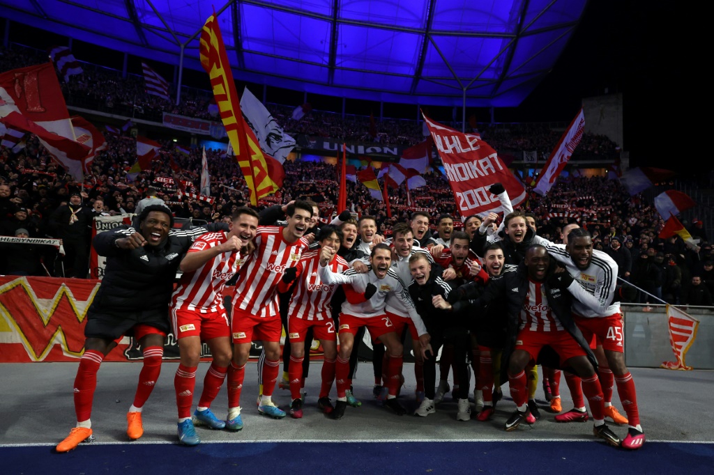 لاعبو أونيون برلين يحتفلون بالفوز على هرتا برلين في الدوري الالماني لكرة القدم في 28 كانون الثاني/يناير 2023 (ا ف ب)