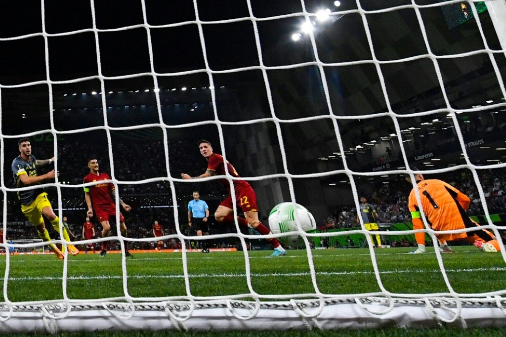 سجل نيكولو زانيولو هدف الفوز لروما بلقب مسابقة كونفرنس ليغ في الموسم الماضي (ا ف ب)