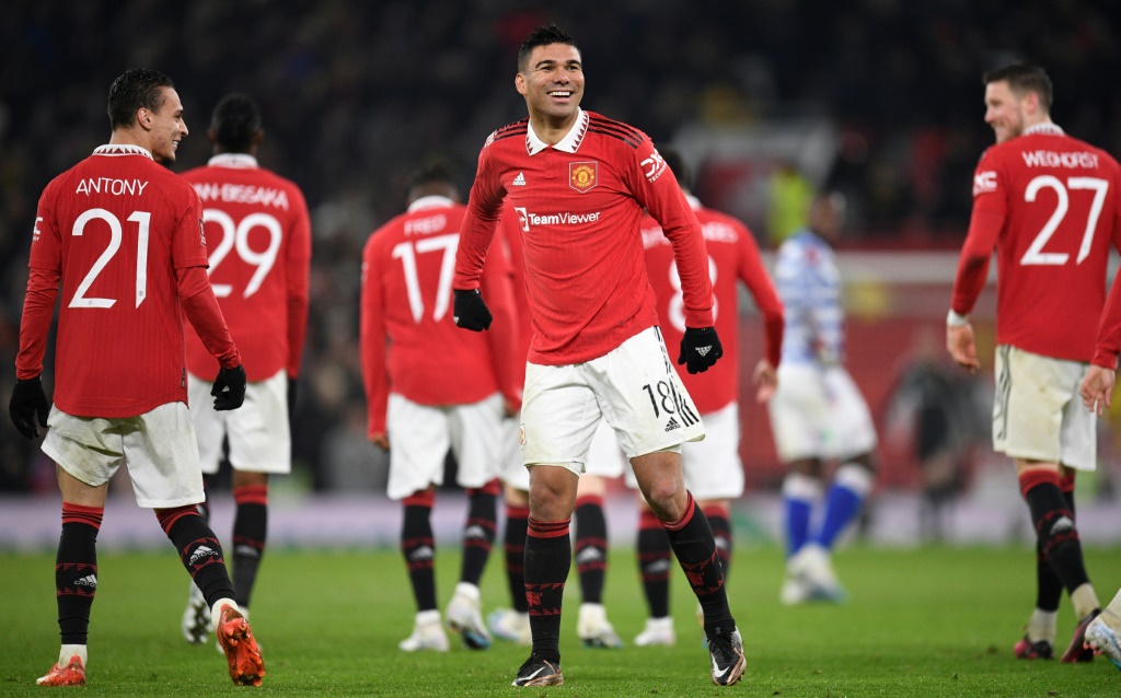 البرازيلي كازيميرو يحتفل بهدفه مع مانشستر يونايتد ضد ريدينغ في الدور الرابع من كأس إنكلترا لكرة القدم على ملعب أولد ترافورد في 28 كانون الثاني/يناير 2023 (ا ف ب)