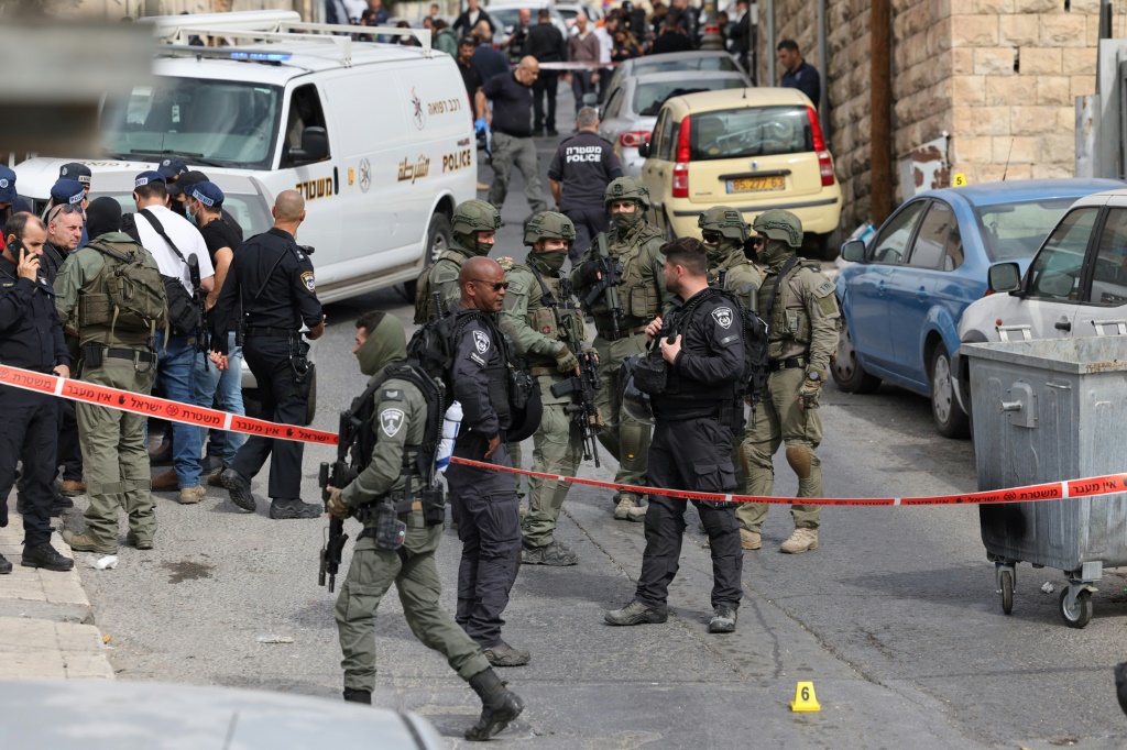 قوات إسرائيلية في حي سلوان في القدس الشرقية بعد هجوم نفذه فتى فلسطيني في 28 كانون الثاني/يناير 2023 (ا ف ب)