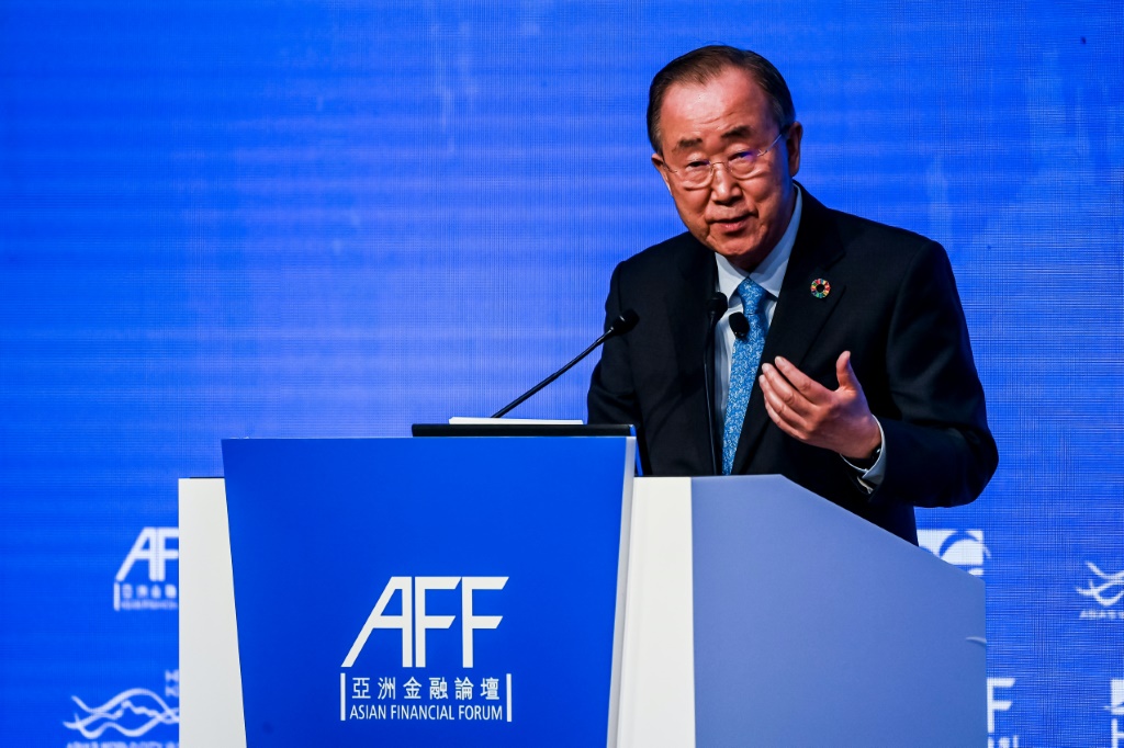 الأمين العام السابق للأمم المتحدة بان كي مون يلقي كلمة في إطار المنتدى المالي الآسيوي في هونغ كونغ في 11 كانون الثاني/يناير 2023 (ا ف ب)