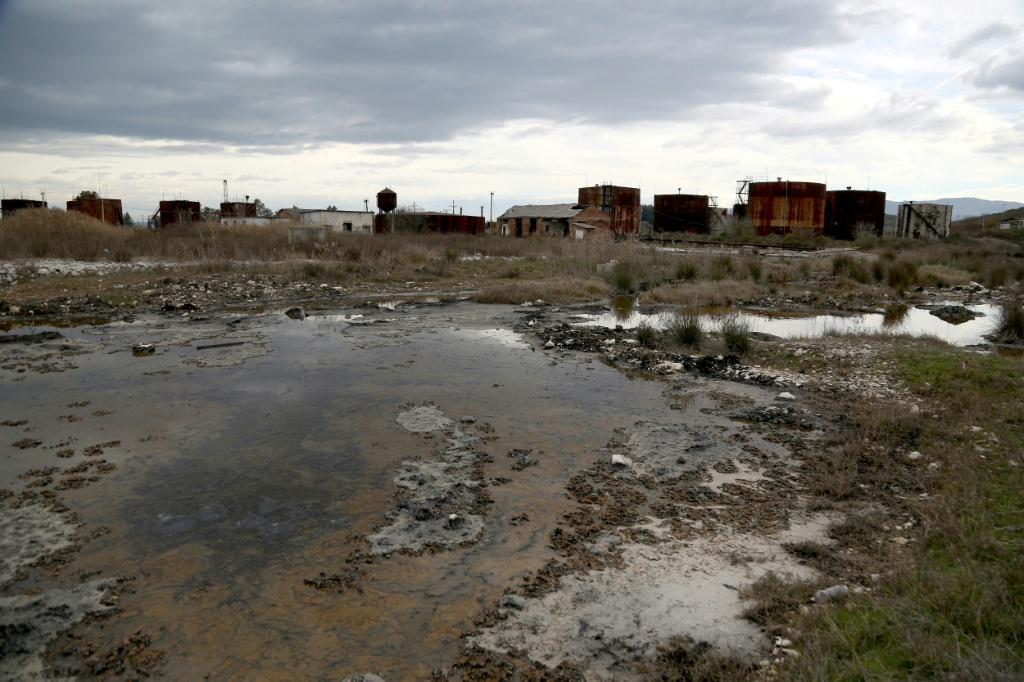    خزانات نفط صدئة وجدول مائي ملوث في زاريز في 9 كانون الثاني/يناير 2023 في ألبانيا (أ ف ب)