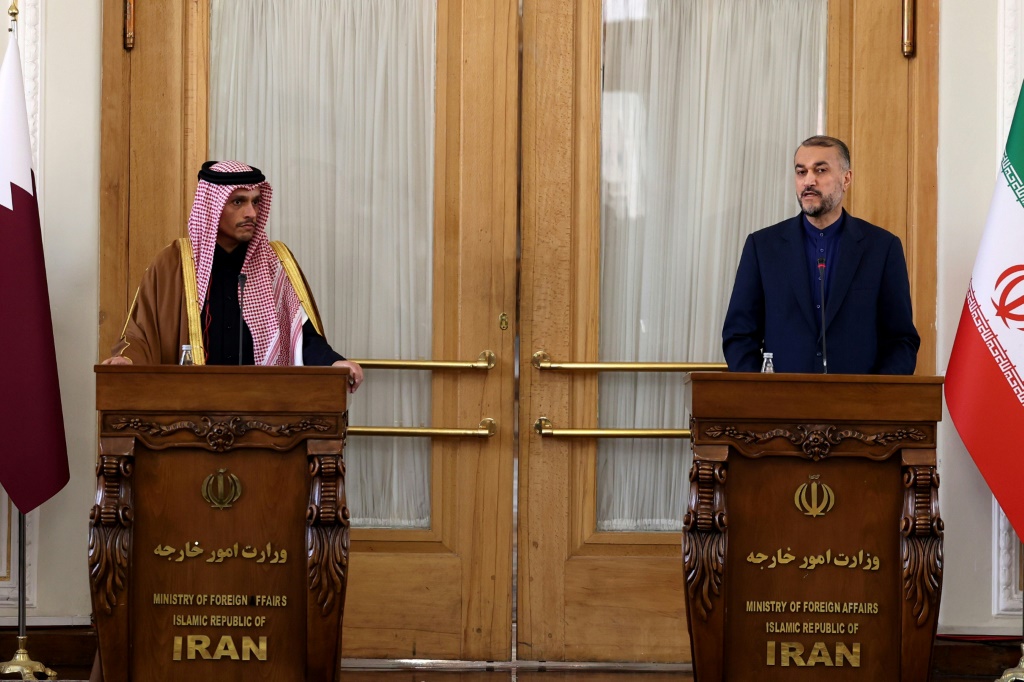وزير الخارجية الإيراني حسين أمير عبد اللهيان خلال مؤتمر صحافي مشترك مع نظيره القطري محمد بن عبد الرحمن آل ثاني في العاصمة طهران في 29 كانون الثاني/يناير 2023 (ا ف ب)