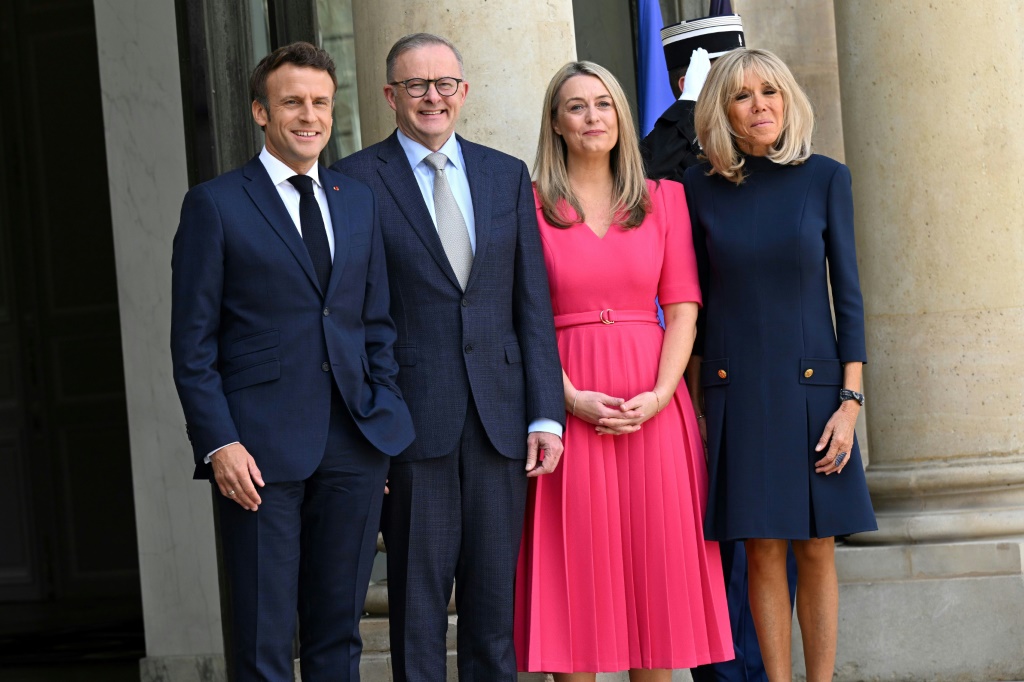 الرئيس الفرنسي إيمانويل ماكرون (يسار) وزوجته بريجيت ماكرون (يمين) ورئيس الوزراء الأسترالي أنتوني ألبانيزي ورفيقته جودي هايدون قبل غداء عمل في قصر الإليزيه في باريس في الأول من تموز/يوليو 2022 (ا ف ب)