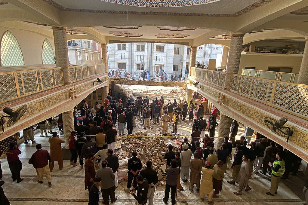 مسؤولون أمنيون يتفقدون موقع انفجار في مسجد داخل مقر الشرطة في بيشاور بشمال غرب باكستان في 30 كانون الثاني/يناير 2023 (ا ف ب)