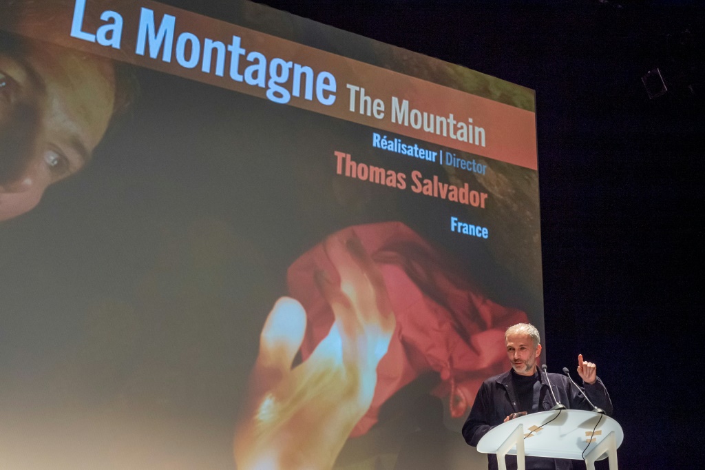 المخرج الفرنسي توما سلفادور يلقي كلمة بعد فوزه في 29 كانون الثاني/يناير 2023 بجائزة النقاد عن فيلمه 