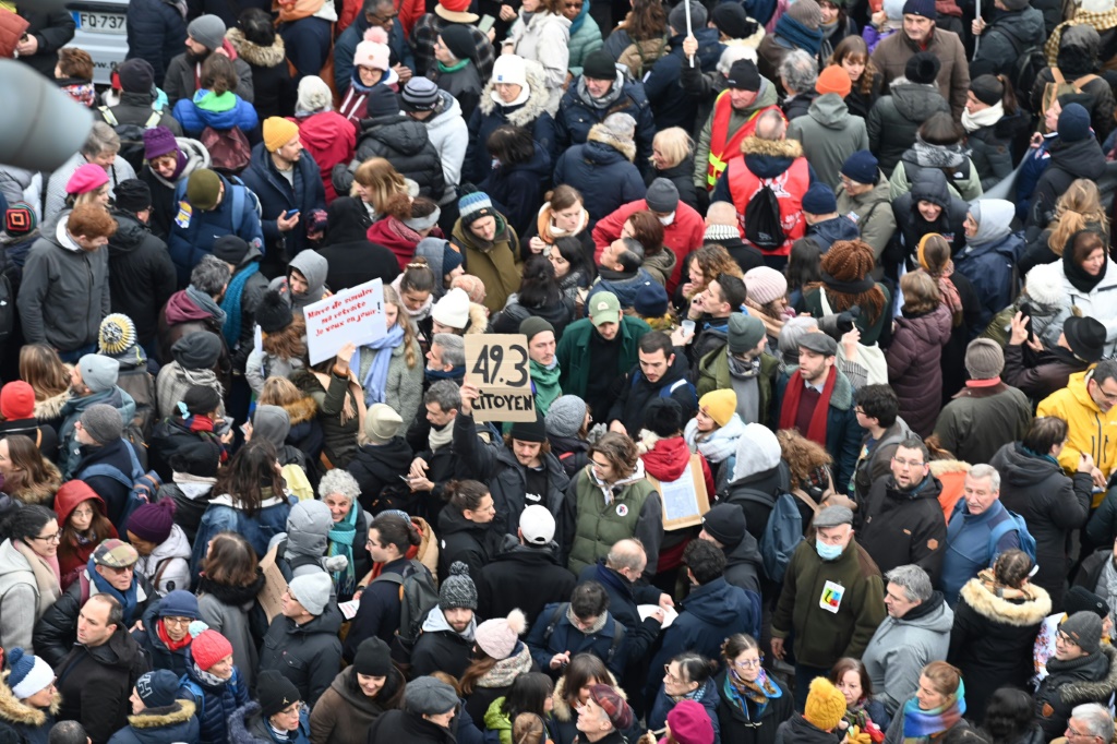 تأمل النقابات في إقبال كبير على احتجاجات الثلاثاء في فرنسا ضد رفع سن التقاعد (ا ف ب)