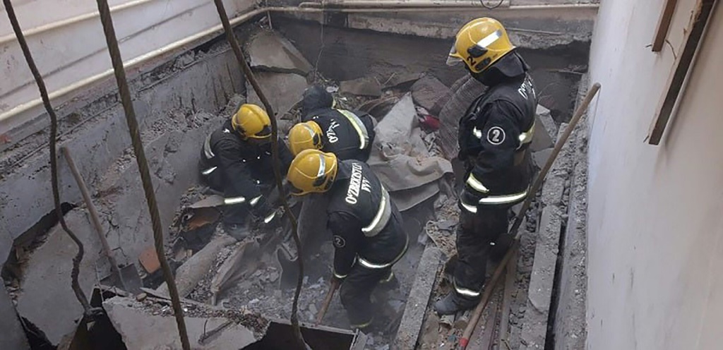 وقالت وزارة الطوارئ إن عمال الإنقاذ انتشلوا خمس جثث من تحت الأنقاض وأن طفلة تبلغ من العمر خمس سنوات نقلت إلى المستشفى. (أ ف ب)