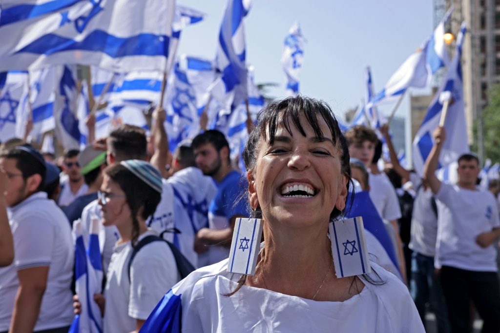إسرائيليون مشاركون في "مسيرة الأعلام" في "يوم القدس" في 29 أيار/مايو 2022 (ا ف ب)