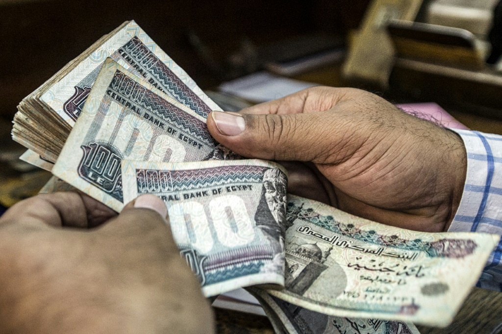 يعاني الاقتصاد المصري من أزمة تمويل ممتدة، حيث يبلغ العجز في تمويل الموازنة العامة حوالي 15 مليار دولار، على مدار السنوات الخمس المقبلة. (ا ف ب)