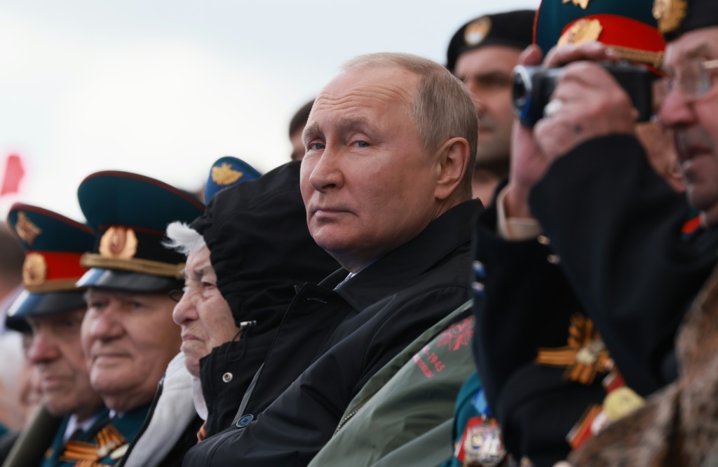 الرئيس الروسي بوتين مع قادة الجيش (أ ف ب)