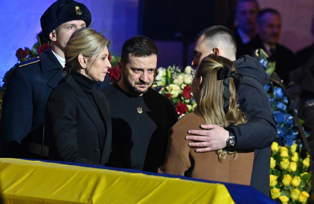 صورة مؤرخة في 18 كانون الثاني/يناير 2023 لفولوديمير زيلينسكي وزوجته أولينا خلال مراسم دفن وزير الداخلية دنيس موناستيرسكي والضحايا الآخرين لتحطم مروحية في كييف (ا ف ب)