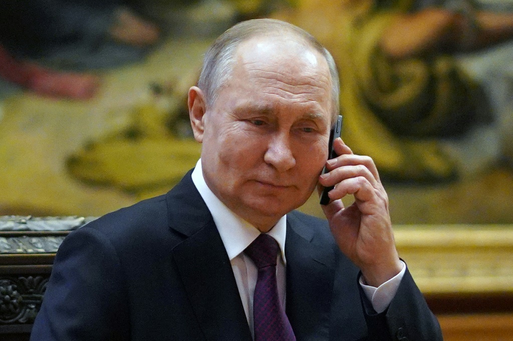 الرئيس الروسي فلاديمير بوتين خلال مكالمة هاتفية (ا ف ب)