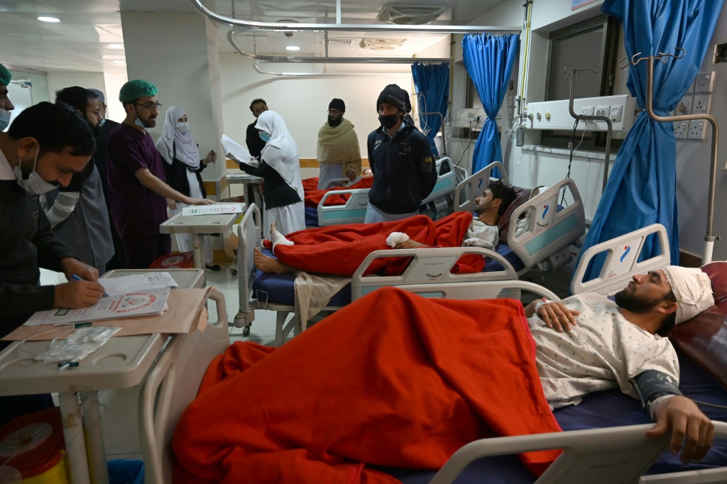 شرطيون يتلقون العلاج في مستشفى حكومي غداة تفجير في مسجد داخل مقر شرطة بيشاور بشمال غرب باكستان في 31 كانون الثاني/يناير 2023 (ا ف ب)