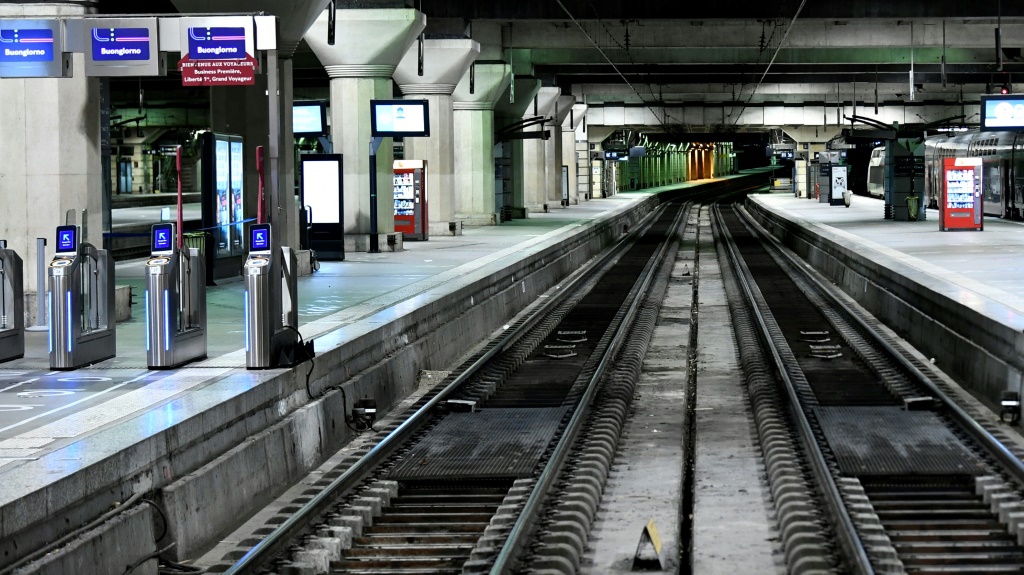صورة مُلتقطة في 19 كانون الثاني/يناير 2023 تُظهر سكك حديدية فارغة في محطة مونبارناس في باريس (ا ف ب)