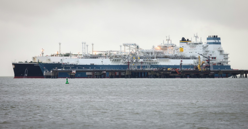    تقوم ناقلة الغاز الطبيعي المسال Maria Energy بتسليم الغاز الطبيعي المسال المنتج من التكسير في الولايات المتحدة إلى ميناء LNG في Wilhelmshaven في ألمانيا (أ ف ب)