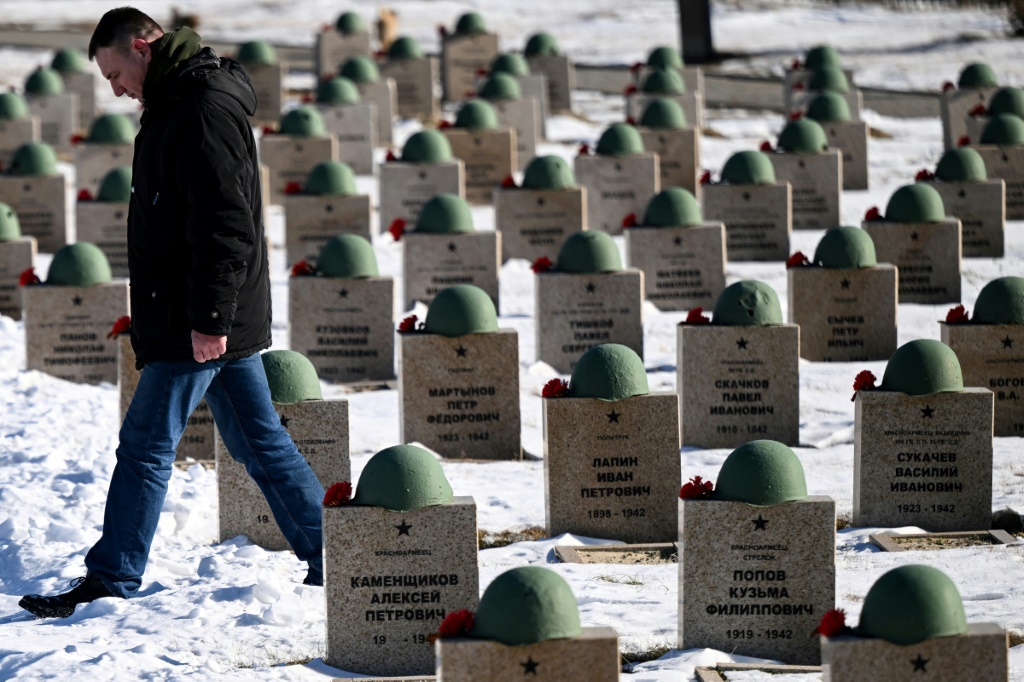   أندريه أوريشكين ، متطوع يبحث عن رفات جنود روس في موقع دفن روسوشكا (ا ف ب)