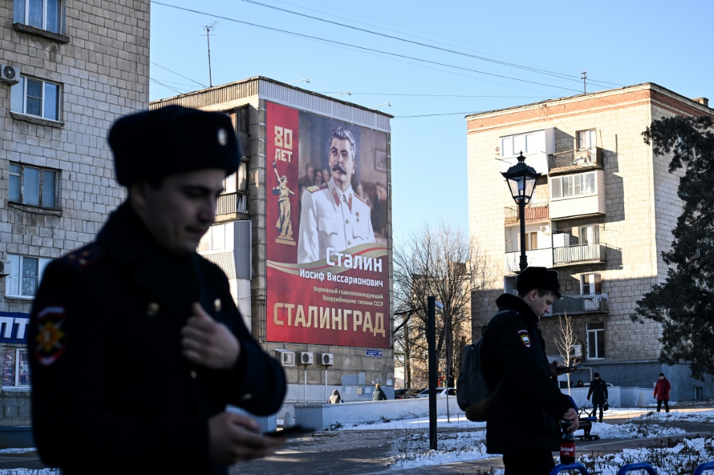 صورة جوزيف ستالين على ملصق بمناسبة الذكرى الثمانين لمعركة ستالينجراد في فولغوغراد (أ ف ب)