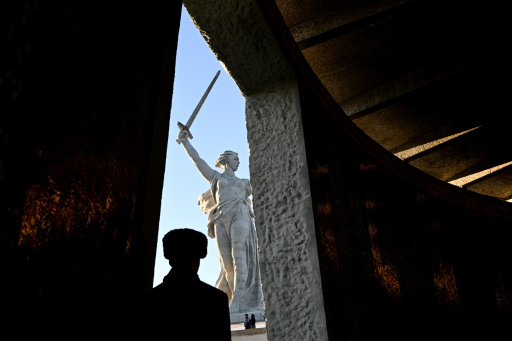       منظر لتمثال "Motherland Calls" في مجمع ماماييف كورغان التذكاري للحرب العالمية الثانية في فولغوغراد (أ ف ب)