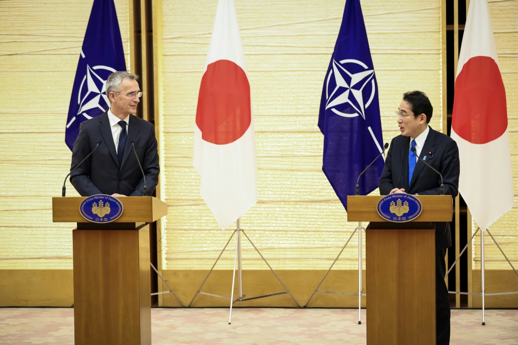     عقد الأمين العام لحلف الناتو ينس ستولتنبرغ ورئيس الوزراء الياباني فوميو كيشيدا محادثات في طوكيو (ا ف ب)