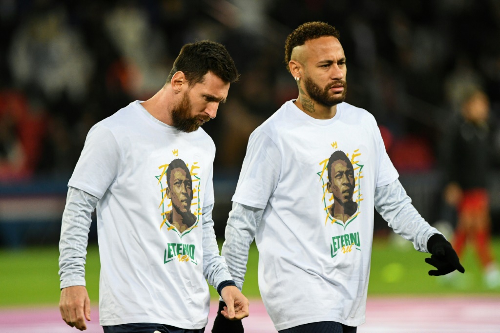 لاعبا باريس سان جرمان الأرجنتيني ليونيل ميسي والبرازيلي نيمار يرتديان قميصين يحملان صورة أسطورة كرة القدم البرازيلية الراحل بيليه، قبيل مواجهة أنجيه في 11 كانون الثاني/يناير 2023 (ا ف ب)