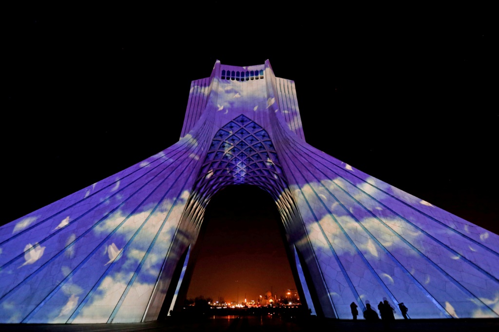    تم القبض على الزوجين في أوائل نوفمبر بعد انتشار مقطع فيديو لهما وهما يرقصان بشكل رومانسي أمام برج آزادي في طهران. (ا ف ب)