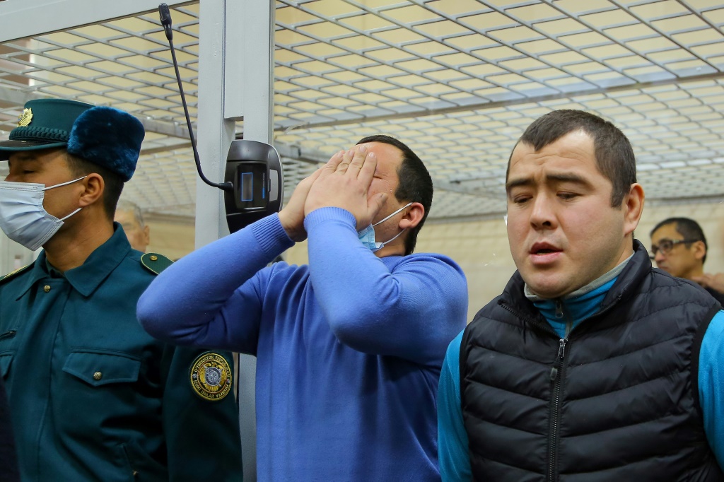  المتظاهرون الأوزبكيون المناهضون للحكومة يستمعون إلى الحكم بعد محاكمتهم بشأن دورهم في المظاهرات العام الماضي (ا ف ب)