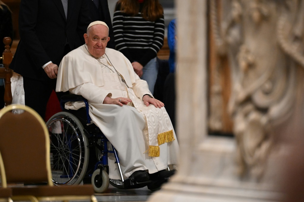 البابا فرنسيس يصل في كرسي نقال لاحياء قداس في الفاتيكان في 22 كانون الثاني/يناير 2023 (ا ف ب)