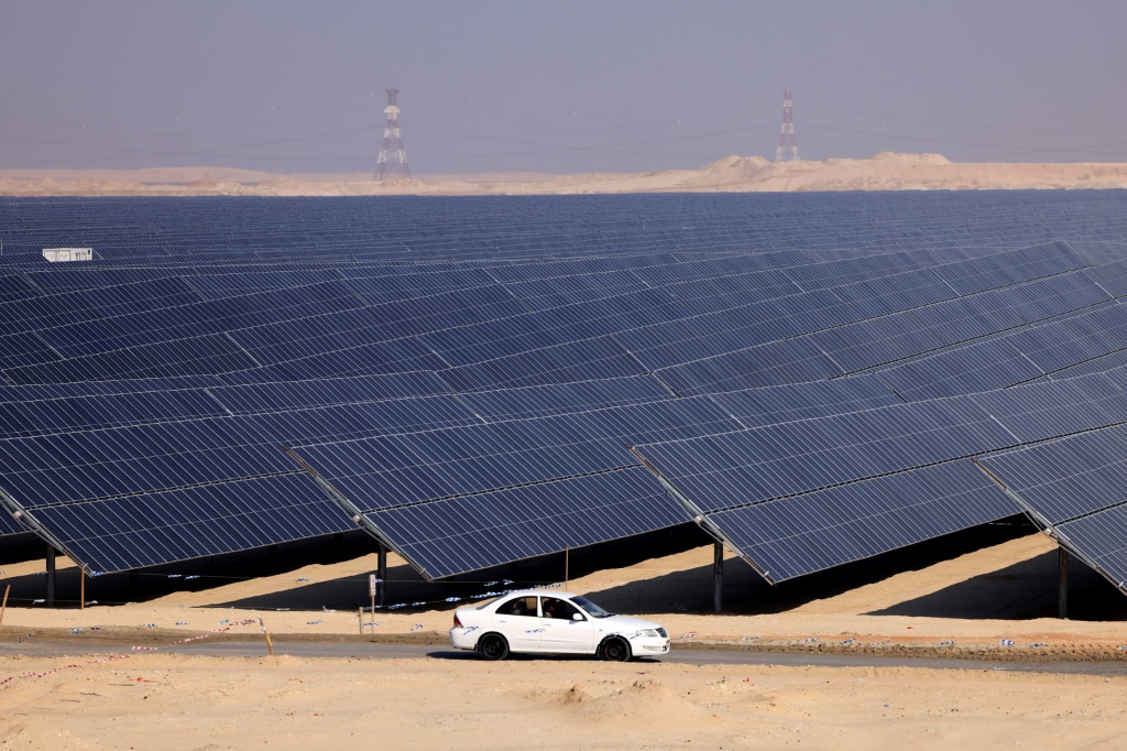 صورة مؤرخة في 31 كانون الثاني/يناير 2023 لمحطة الظفرة للطاقة الشمسية الكهروضوئية في أبوظبي (ا ف ب)