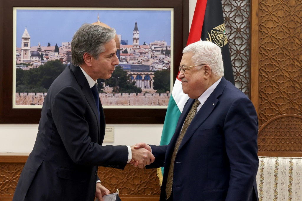 الرئيس الفلسطيني محمود عباس (إلى اليمين) ووزير الخارجية الأميركي أنتوني بلينكين يتصافحان في رام الله بالضفة الغربية المحتلة في 31 كانون الثاني/يناير 2023 (ا ف ب)