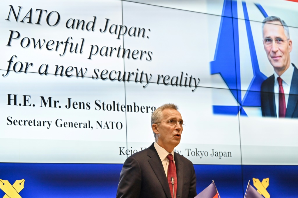 أمين عام الناتو ينس ستولتنبرغ يلقي خطابا في جامعة كيو بطوكيو، في الأول من شباط/فبراير 2023 (ا ف ب)