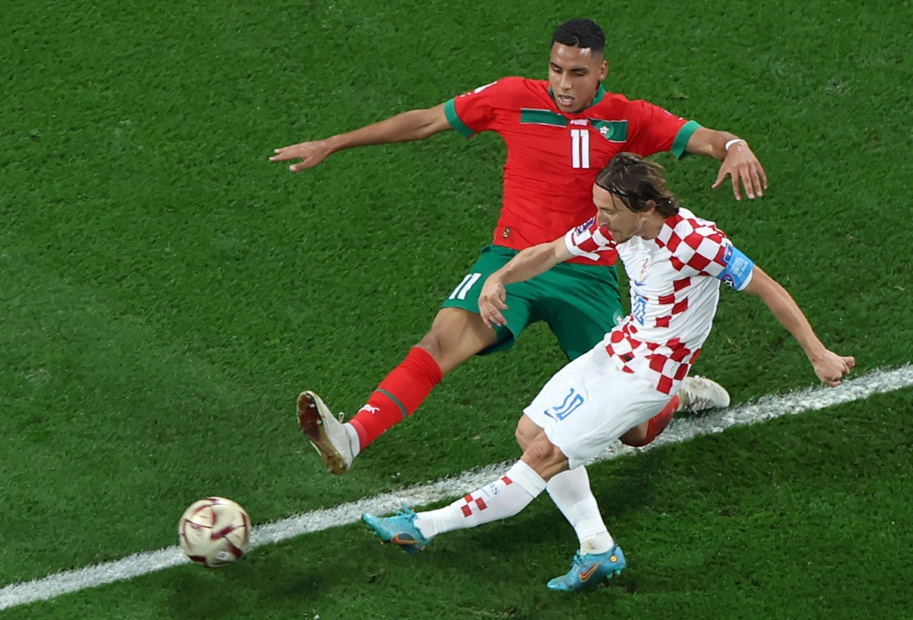 المغربي عبد الحميد صابيري في مواجهة الكرواتي لوكا مودريتش خلال مباراة تحديد المركز الثالث في مونديال قطر في 17 كانون الاول/ديسمبر 2022 (ا ف ب)