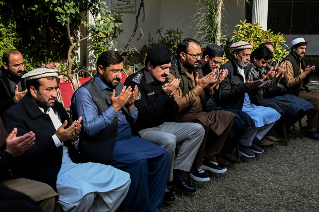 أدى انفجار مسجد أسفر عن مقتل 101 شخصًا - معظمهم من ضباط الشرطة - في شمال غرب باكستان هذا الأسبوع إلى عودة مدينة كانت تعاني منذ فترة طويلة من العنف إلى حافة الهاوية. (ا ف ب)   