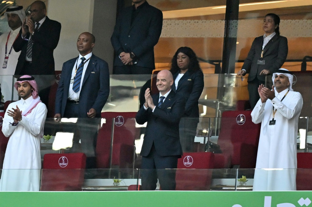 وزير الرياضة السعودي الامير عبد العزيز بن تركي آل فيصل (يسار) ورئيس الفيفا جاني إنفانتينو (وسط) خلال مباراة السعودية وبولندا في مونديال قطر 2022 (ا ف ب)