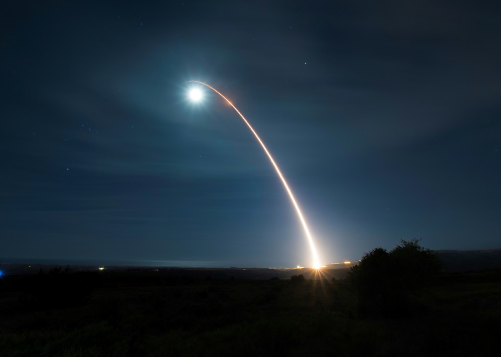 صاروخ مينوتمان 3 الأميركي البالستي العابر للقارات بعيد إطلاقه من قاعدة فاندنبرغ الجوية في كاليفورينا في 5 شباط/فبراير 2020 (ا ف ب)