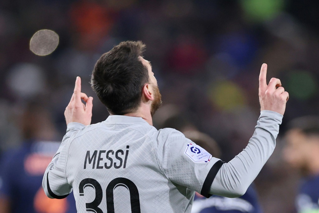 نجم باريس سان جرمان الأرجنتيني ليونيل ميسي بعد تسجيله في مرمى مونبلييه في الدوري الفرنسي في ملعب لا موسون في مونبلييه في الاول من شباط/فبراير 2023 (ا ف ب)