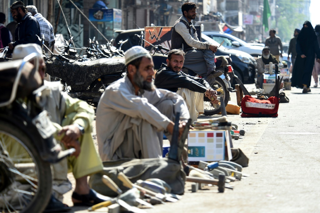 عمال في كراتشي بتاريخ 30 كانون الثاني/يناير 2023 (ا ف ب)