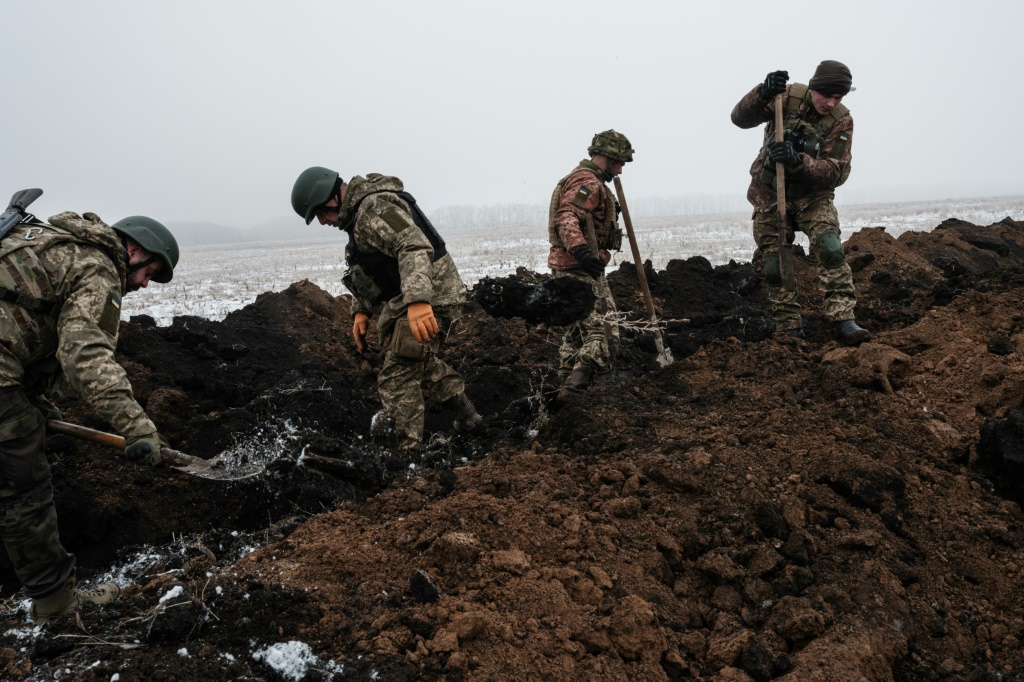    جنود أوكرانيون يحفرون خندقًا بالقرب من باخموت في منطقة دونيتسك (ا ف ب)