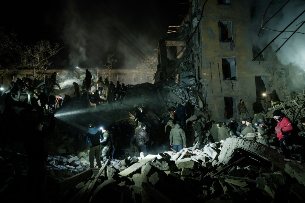     رجال الإنقاذ يبحثون عن ناجين في مبنى سكني أصيب بصاروخ في كراماتورسك في منطقة دونيتسك (أ ف ب)