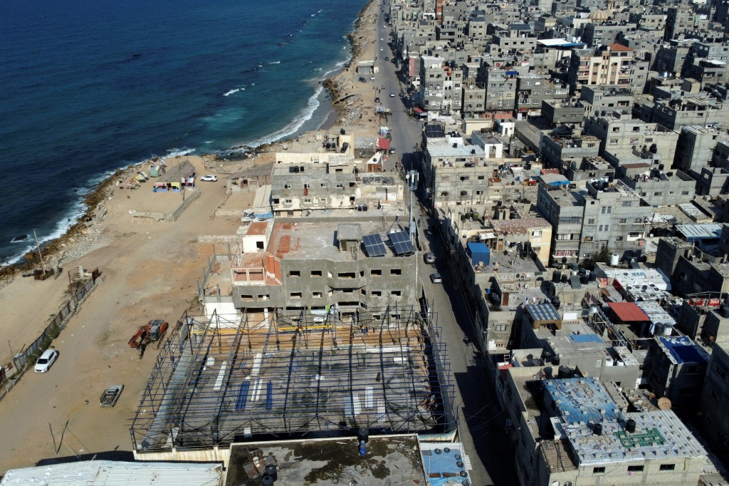    يقول البعض في مخيم الشاطئ للاجئين في غزة إن مشروع الطريق يسبب صعوبات للمجتمع (ا ف ب)