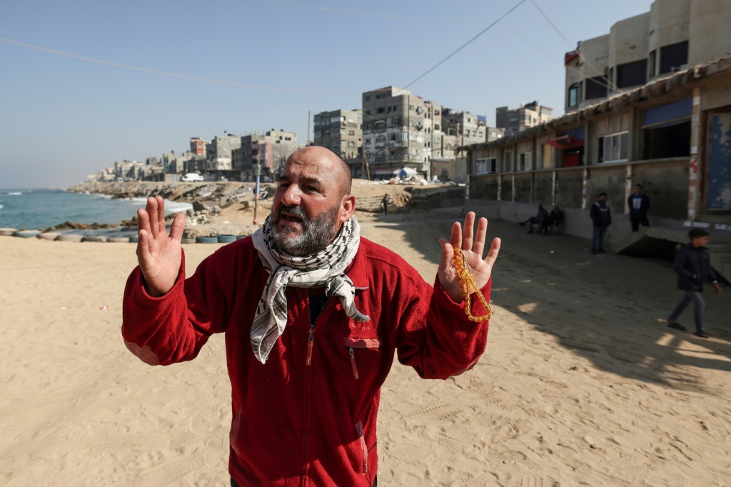 بدأت سلطات حماس في غزة بهدم عشرات المنازل في مخيم الشاطئ لتوسيع طريق ساحلي (أ ف ب)