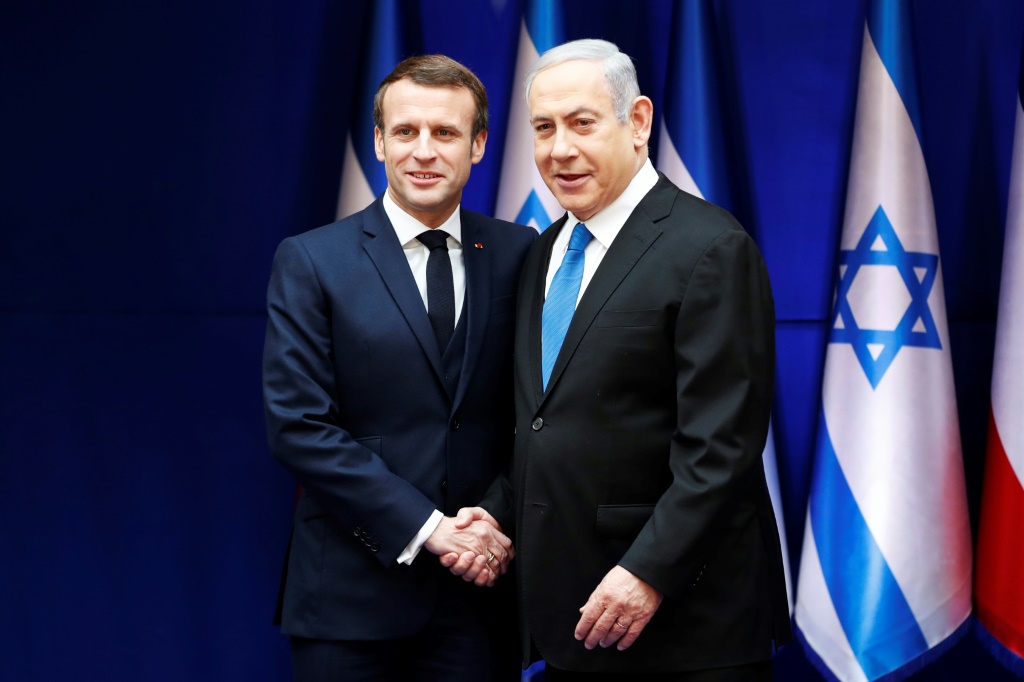 الرئيس الفرنسي ايمانويل ماكرون ورئيس وزراء اسرائيل بنيامين نتنياهو(أ ف ب)