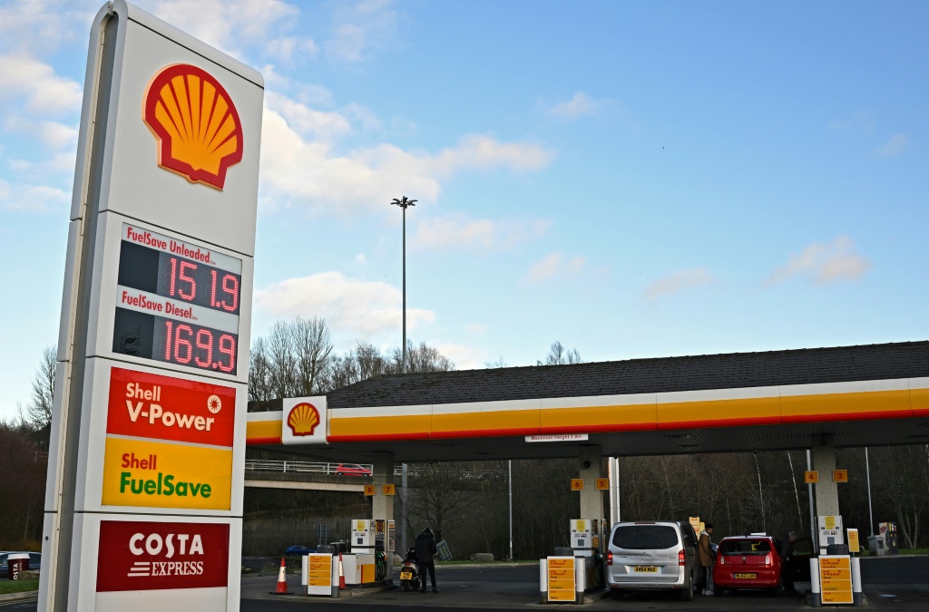     لوحة أسعار في محطة وقود في غيتستهيد بشمال شرق إنكلترا، في 31 كانون الثاني/يناير 2023 (أ ف ب)