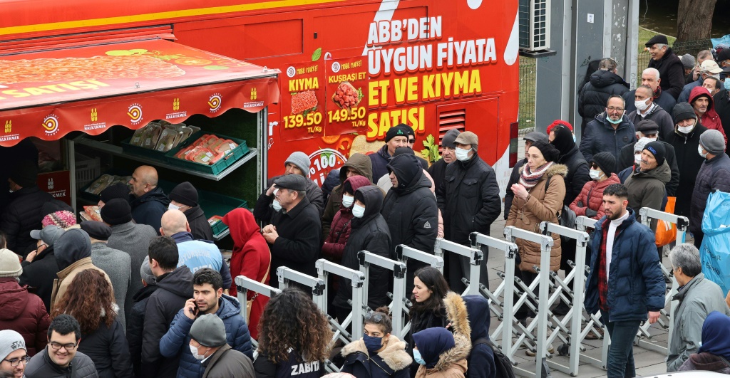 الناس يصطفّون في طابور لشراء اللحوم المباعة بأسعار منخفضة من قبل بلدية أنقرة، في الثاني من شباط/فبراير 2023 (ا ف ب)