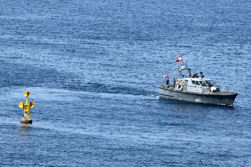 دورية للبحرية اللبنانية قرب عوامة ترسم الحدود البحرية بين لبنان وإسرائيل في البحر الأبيض المتوسط قبالة جنوب الناقورة في لبنان في 27 تشرين الأول/أكتوبر 2022(أ ف ب)   